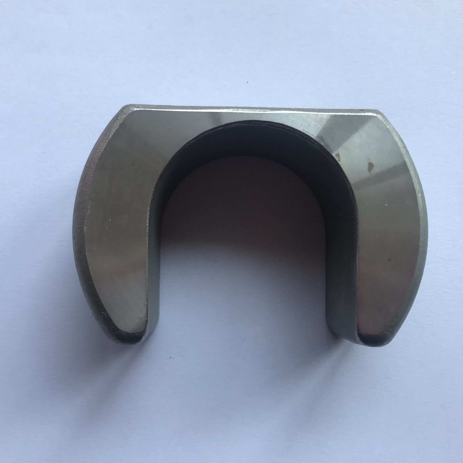 Quae est ratio delaminis in testa ex aqua arena vitrea facta in processu coronae collocandae?