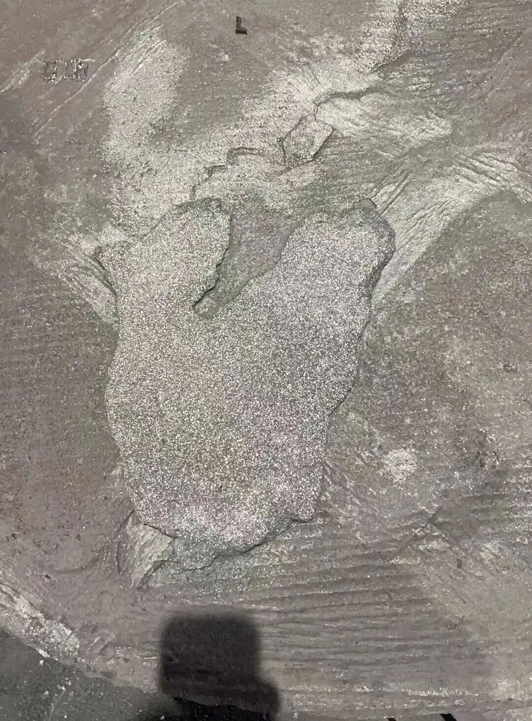 Quomodo vitia sicut vari arenae in summitate superficiei cinerei eiectae partes ferreas e resinae arenas ejiciendo solvuntur?